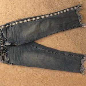 Jeans with zipper seam and frayed hem